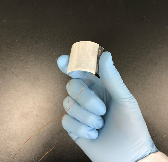 원자력연은 차세대 반도체 물질인 '이차원 육방정계 질화붕소'의 압전성을 실험을 통해 규명하고, 이를 활용해 미세한 힘만으로 전기를 생산하는 플렉서블 압전소자를 만들었다.            원자력연 제공